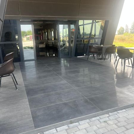 Penzion Black Hut Dunajská Streda Exterior foto